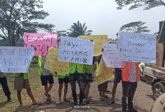 Puluhan Massa Bawa Poster Gelar Aksi Tagih Utang di Kantor Bupati Seluma