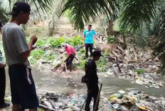 Sungai Pusat Cucur Ringgit Tersumbat Sampah, Asisten III Seluma Minta Diadakan Gotong Royong