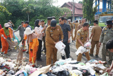 Wakil Wali Kota Bengkulu dan Anggota Dewan Gotong Royong Bersihkan Tumpukan Sampah