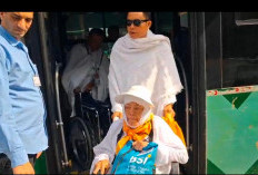 Meski Pakai Kursi Roda, Jemaah Haji Lansia Bengkulu Semangat Jalani Umrah
