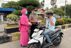 Terdampak Asap Kiriman Karhutla, Kapolres Mukomuko Bersama Dinkes Bagikan 1.000 Masker untuk Warga