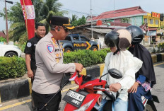 Sambut HUT ke-81 RI, Polres Mukomuko Bagikan 1000 Bendera Merah Putih ke Pengendara
