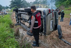 Hindari Adu Banteng dengan Truk, Mobil Toyota Innova Terguling di Padang Pelasan Seluma