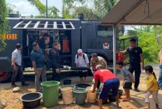 Bantu Warga di Musim Kemarau, Satbrimob Polda Bengkulu Salurkan 5.000 Liter Air Bersih