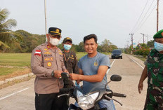 Polsek Enggano dan Unsur Tripika Bagikan Masker ke Warga Akibat Sebaran Abu Vulkanik Gunung Anak Krakatau