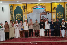 Khusyuk, Bupati Seluma Teddy Rahman Sholat Idul Fitri di Masjid Agung Baitul Falihin 