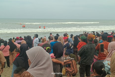 Kemeriahan Tradisi Larungan 10 Muharram di Pantai Pandan Sari Seluma