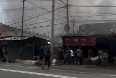 2 Ruko Terbakar di Jalan Irian Kota Bengkulu, 9 Unit Mobil Damkar dan Water Cannon Padamkan Api