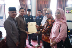 KPU Seluma Serahkan Dokumen Penggantian Antar Waktu Almarhum Ramadhansyah ke DPRD    