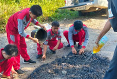 Pelajar SMKN 1 Seluma Nambal Jalan Rusak Pakai Aspal Bekas