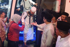 Tiba di Arga Makmur, Jemaah Haji Bengkulu Utara Disambut Haru dan Pelukan Bupati Arie