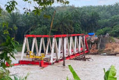 Rangka Jembatan Lubuk Silandak Mukomuko Ambruk Diterjang Air Bah