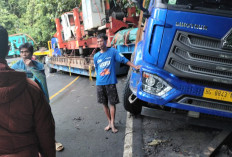 Truk Trailer Terperosok, Liku Sembilan Belum Bisa Dilintasi Kendaraan