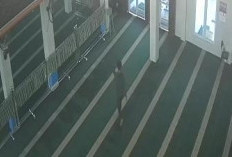 Seorang Pria di Bengkulu Terekam CCTV Curi Kotak Amal Masjid Al iman Nusa Indah