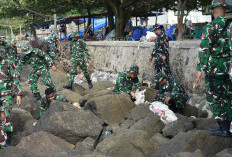 Jaga Keindahan Ikon Wisata, Korem 041/Gamas Membersihkan Pantai Panjang Bengkulu 