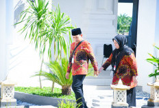 Genggam Erat Tangan Istri, Walikota Bengkulu Berangkat Haji Bersama Warga
