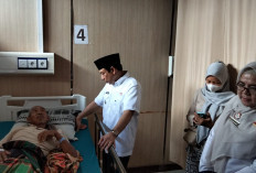 Jenguk Pasien, Dedy Tegaskan Komitmen Tingkatkan Pelayanan RSHD 