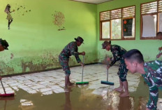 Prajurit Yonif TP 891/MS Seluma Bersihkan SD Muara Danau Pasca Banjir, Wujud Hadir TNI di Masyarakat