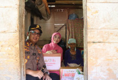 Sambut Hari Bhayangkara ke-80, Kapolres Mukomuko Gerilya Bagikan Bantuan Sosial