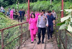 Bakti Sosial HUT Bhayangkara ke-80: Polres Kaur Salurkan Bantuan Sembako ke Warga di Pelosok Desa