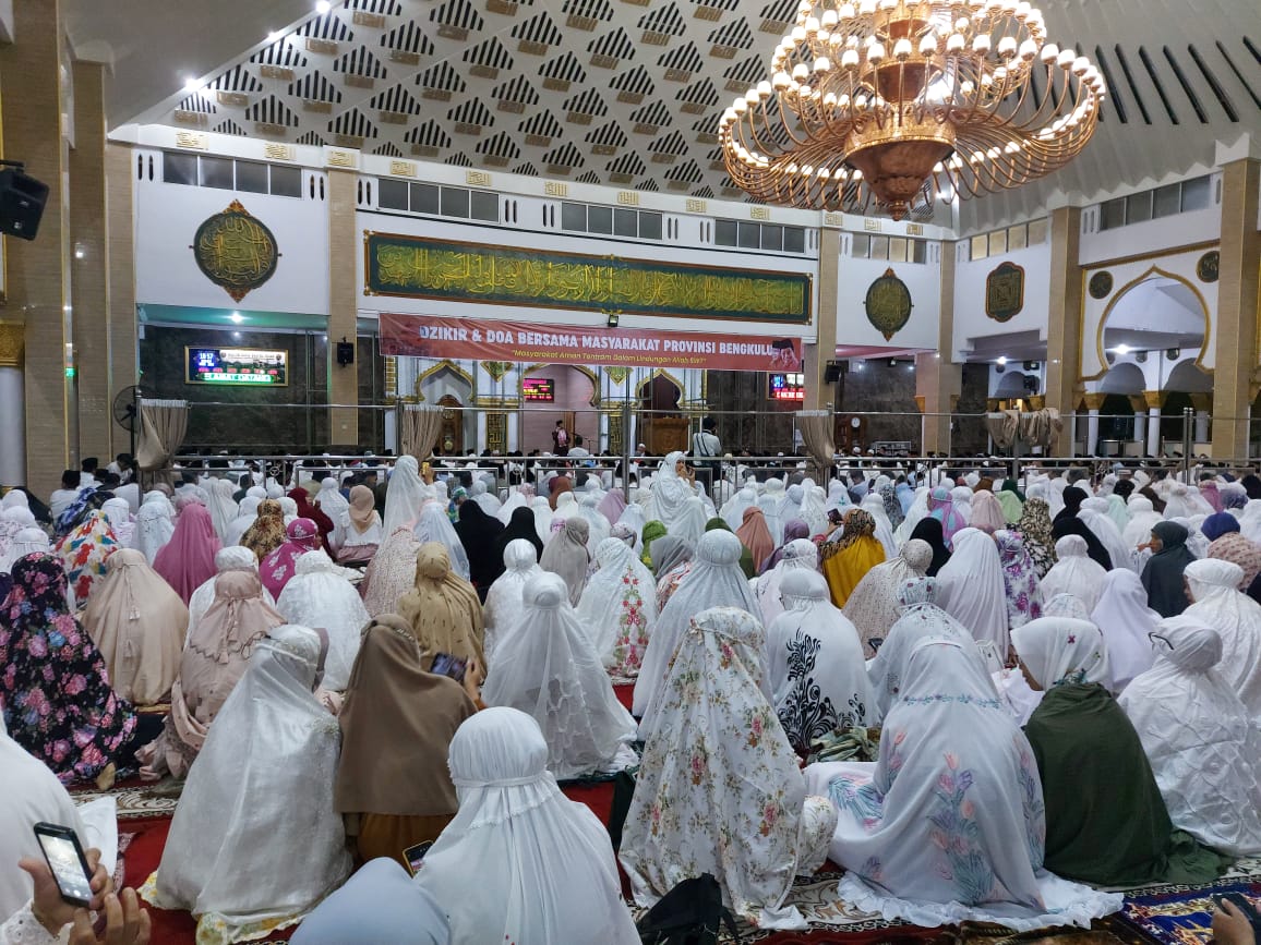 Hujan Deras, Jemaah Antusias Ikuti Doa Bersama di Mesjid Raya Baitul Izzah