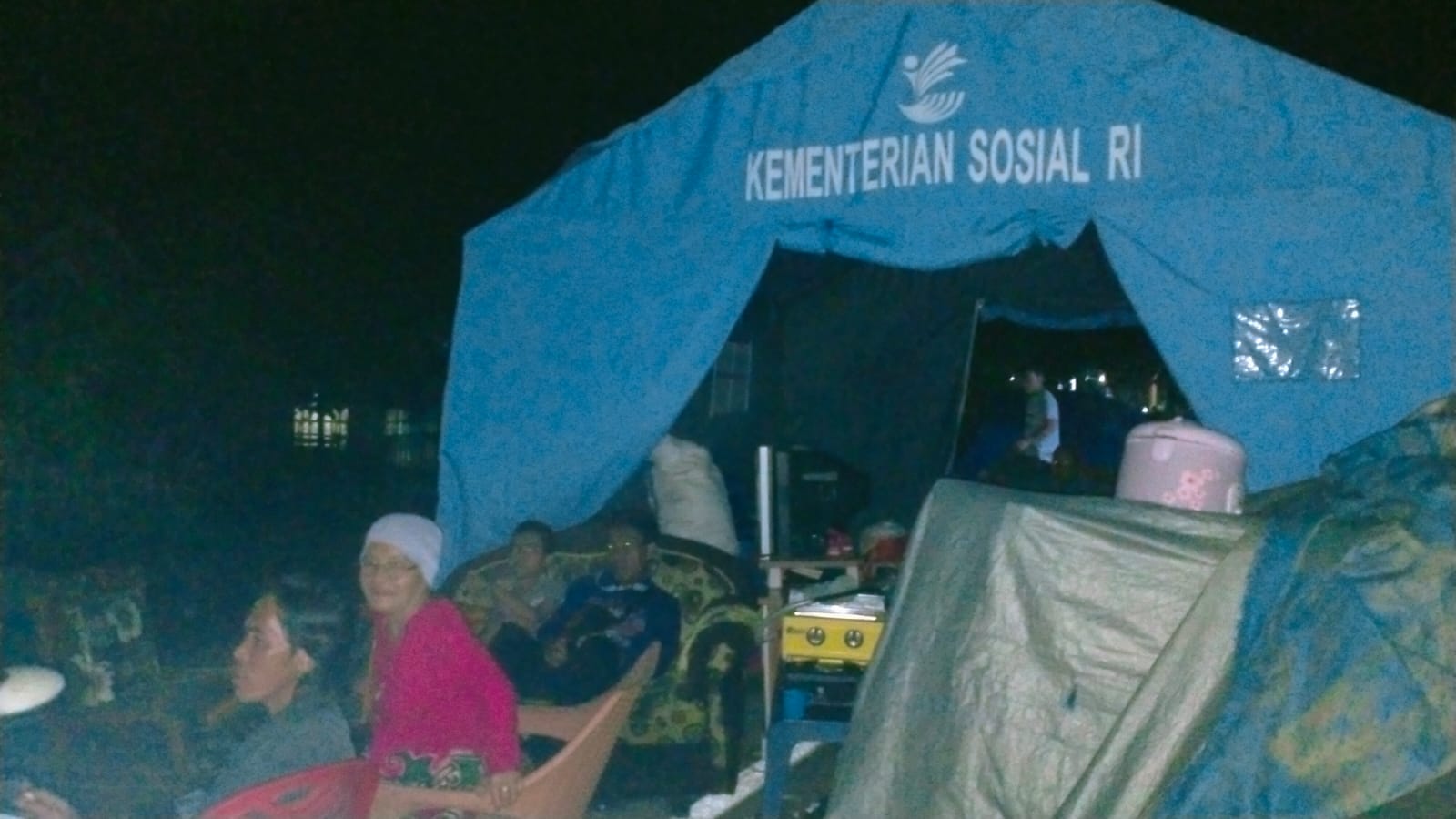 Sebagian Rumah Masih Terendam, Warga Tidur di Tenda