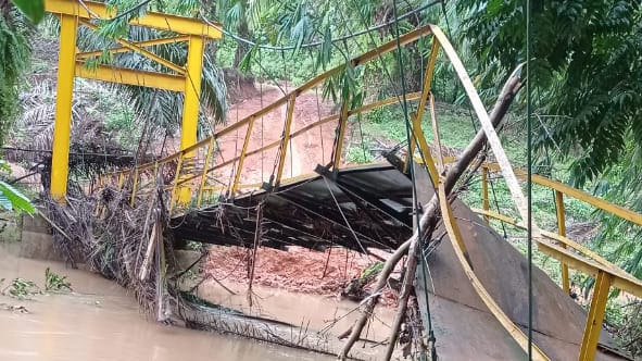 Diterjang Banjir, Jembatan Gantung Air Kemuning Patah