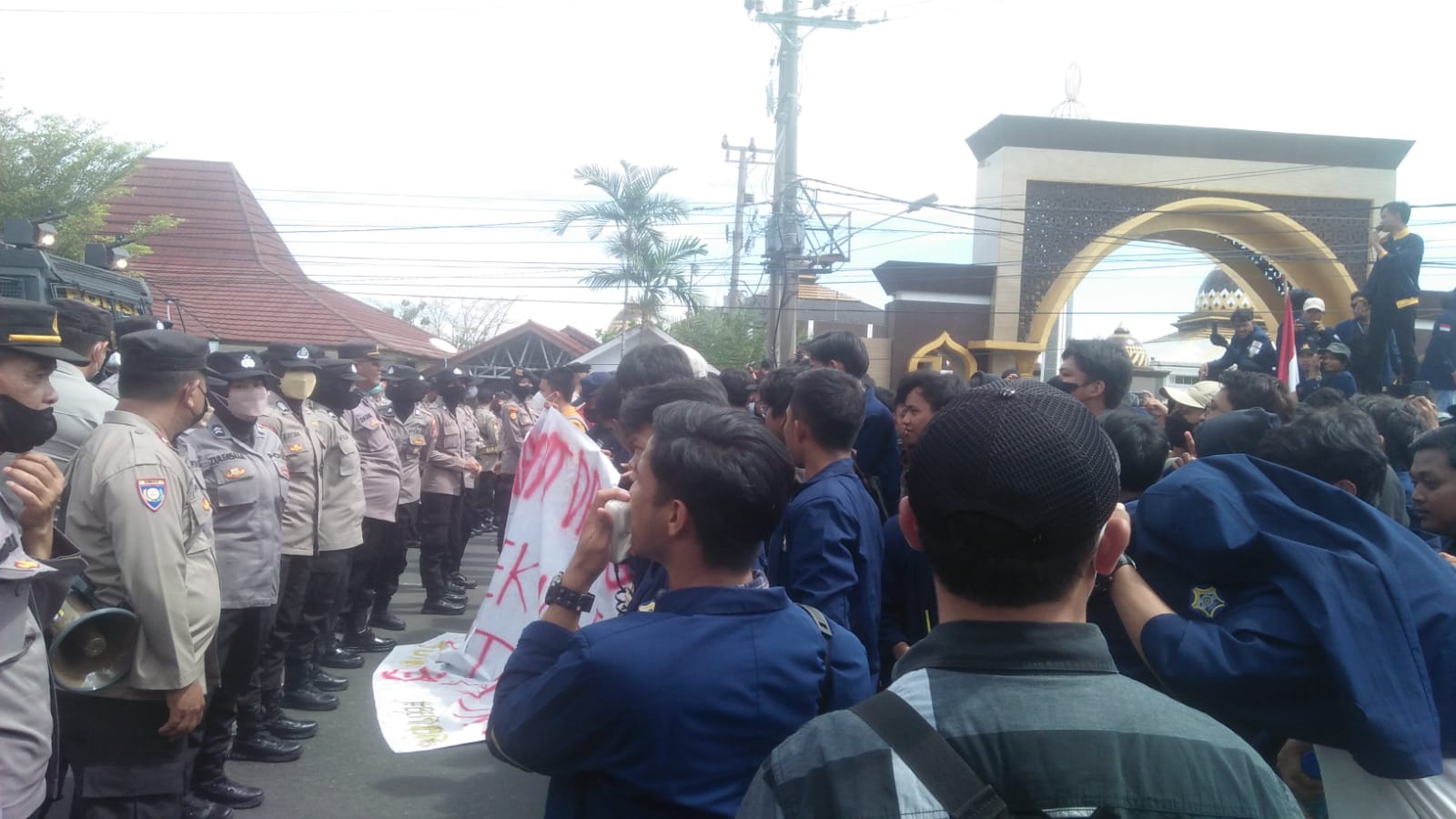 Massa Aksi Paksa Masuk Gedung DPRD Provinsi