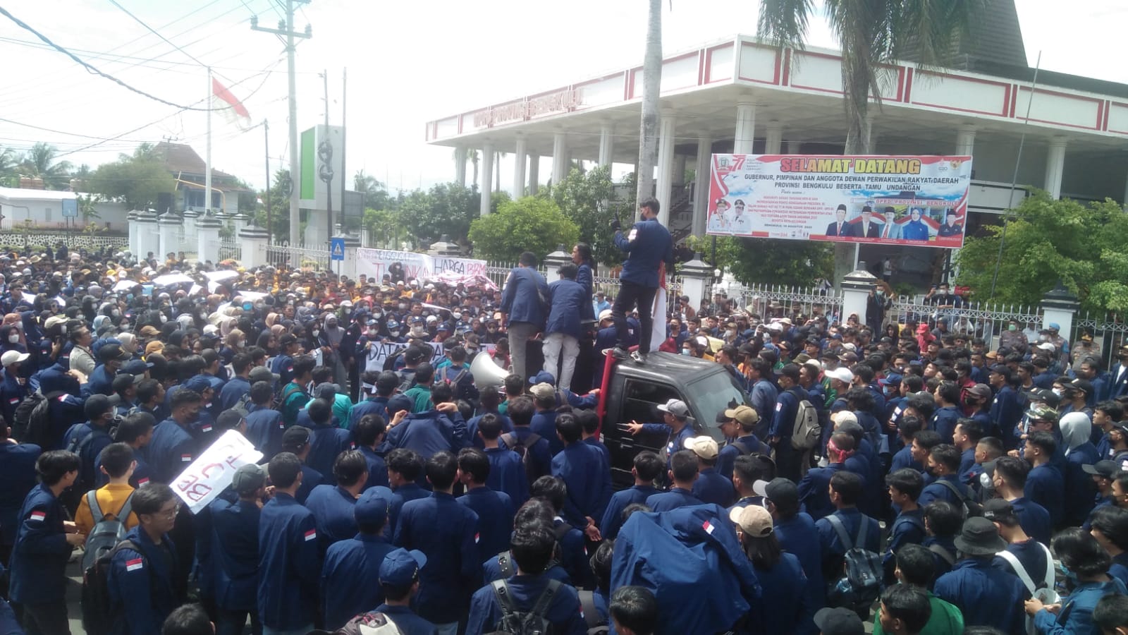 Tolak BBM Naik, Mahasiswa Minta Jokowi Turun