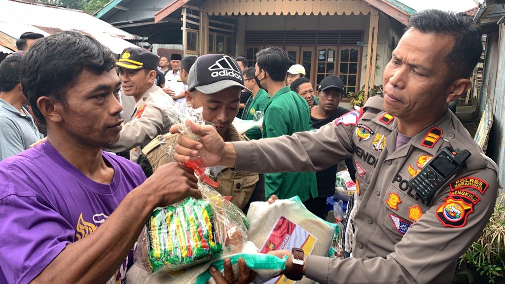 BBM Naik, Satlantas Polres Kepahiang Bagi Sembako
