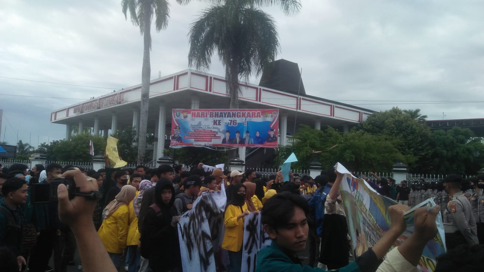 Ratusan Mahasiswa Kembali Demo di Depan DPRD Provinsi