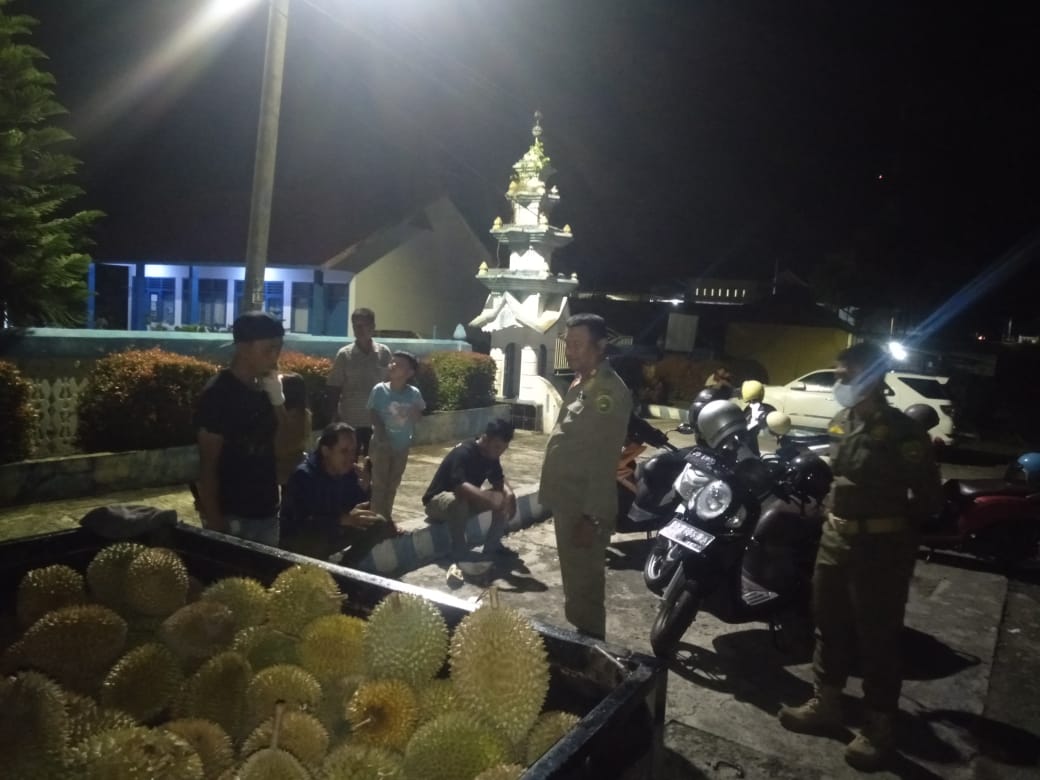 Satpol PP Tertibkan Pedagang Durian di Sawah Lebar