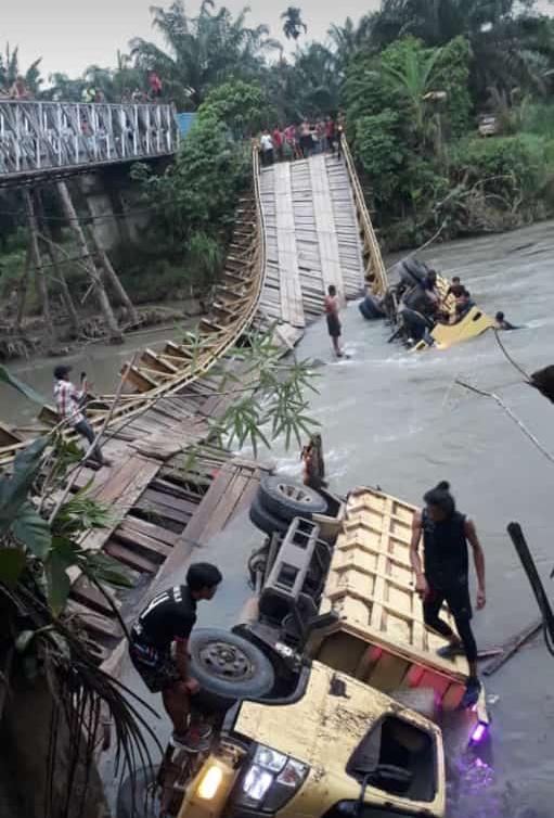 Jembatan Paku Haji Ambruk, 2 Unit Dump Truck Masuk Sungai