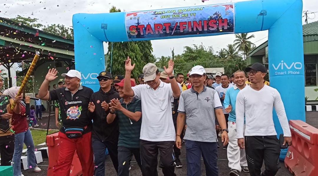 HUT TNI, Ribuan Massa Jalan Santai di Makodim BSK