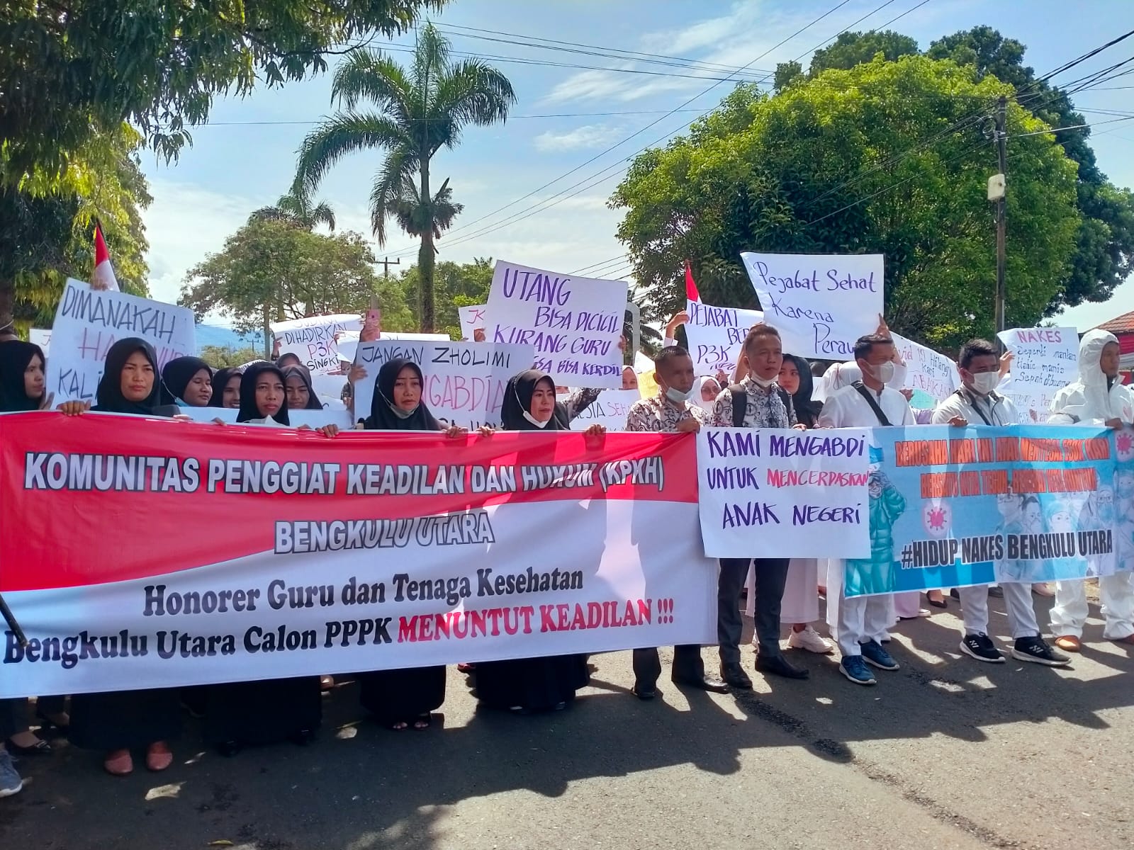 TERKINI : Ratusan Honorer Aksi di Depan DPRD Bengkulu Utara