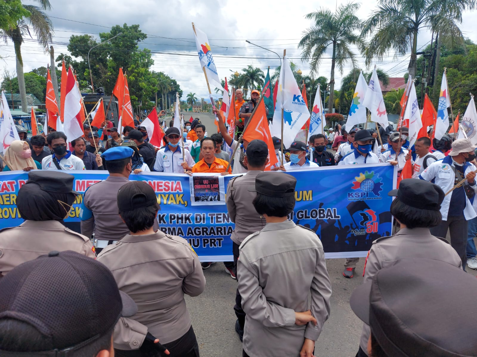 Demo di Depan Kantor Gub, Buruh Sampaikan 6 Tuntutan
