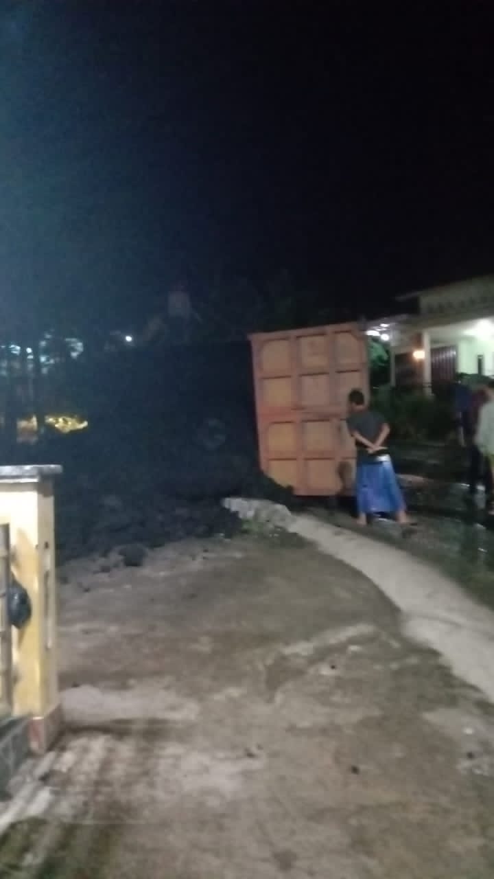 Melintas di Jalan Berlubang, Truk Lohan Batu Bara Terbalik