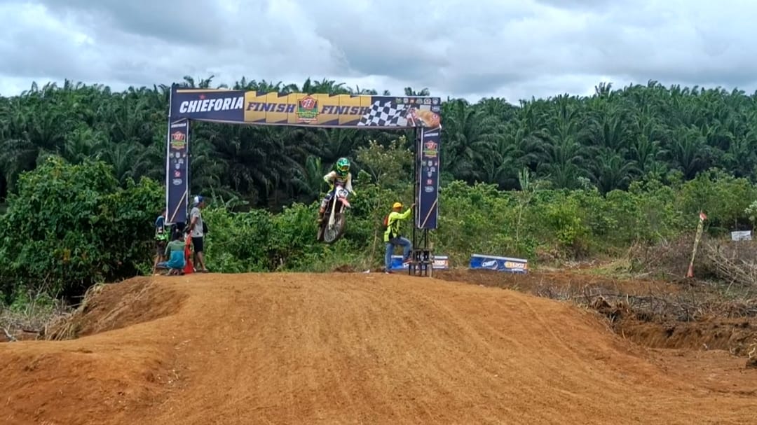 Ratusan Crosser Jajal Sirkuit SNI Simpang 6 Tais