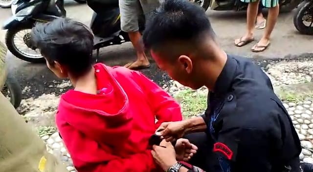 Diduga Terlibat Jambret, Pemuda Jaket Merah Babak Belur