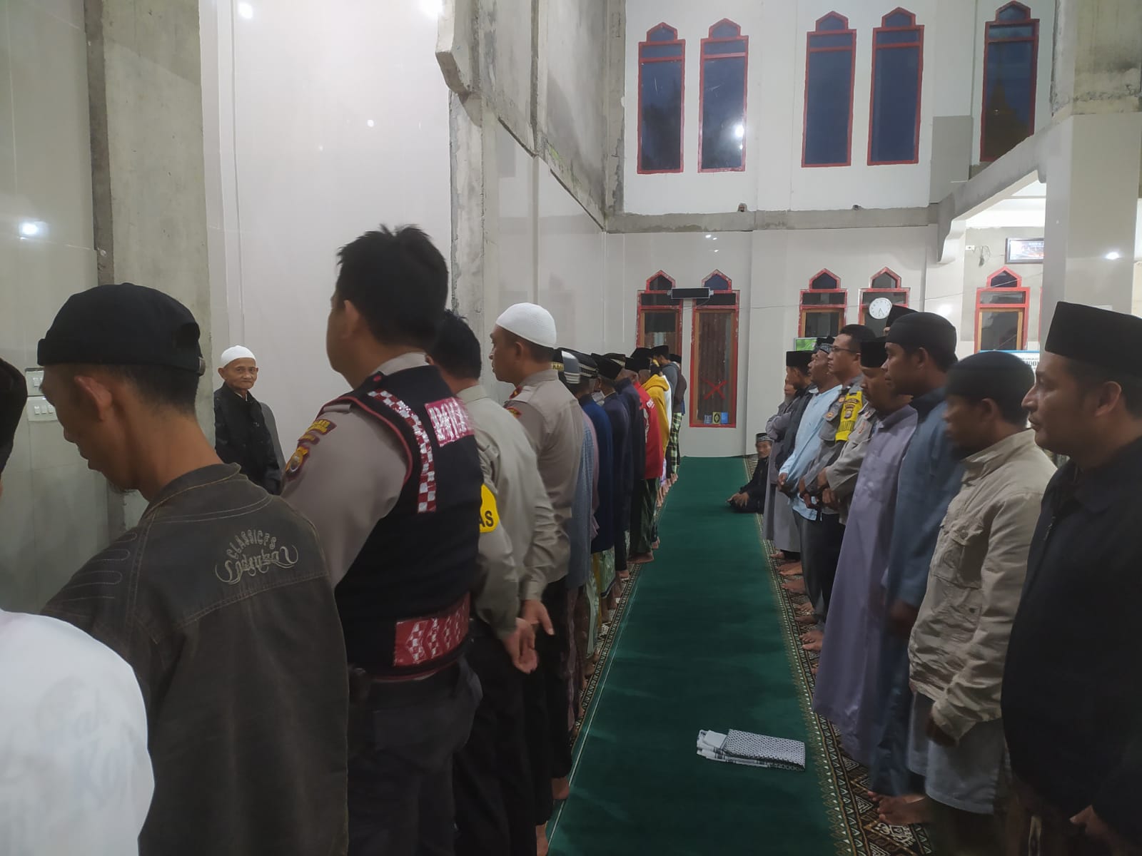 Polsek Bermani Ulu dan Warga Sholat Ghaib untuk Korban Gempa Cianjur