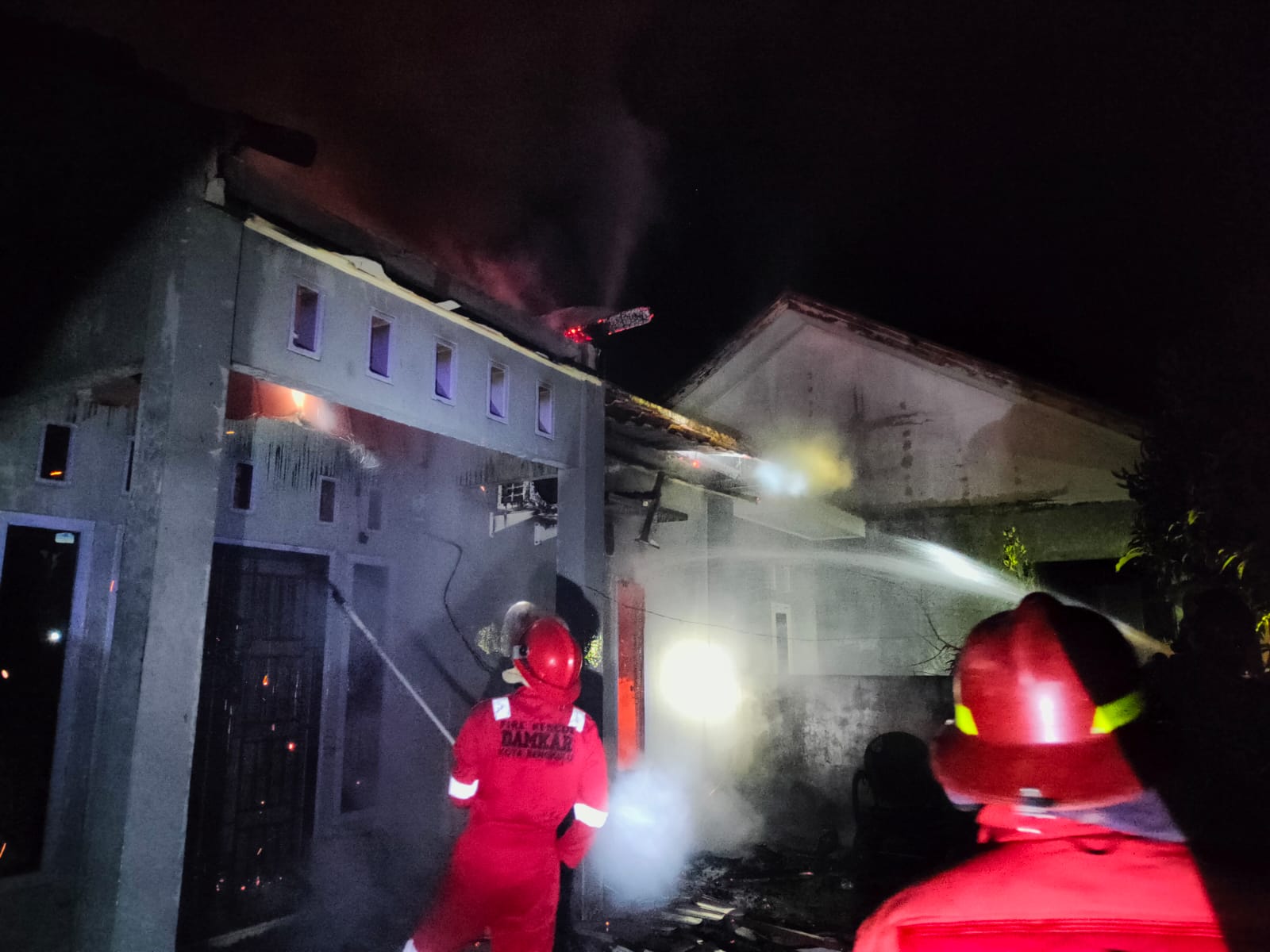 Rumah dan Kendaraan Warga Surabaya Terbakar