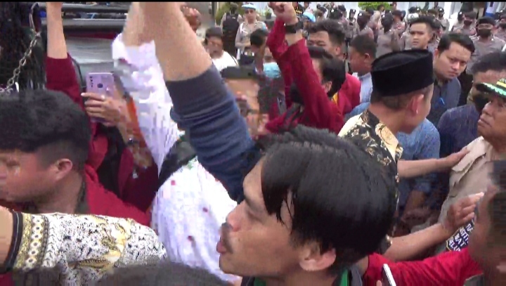Demo Tuntut Harga BBM Turun Masih Berlanjut, Gedung Dewan Dikepung