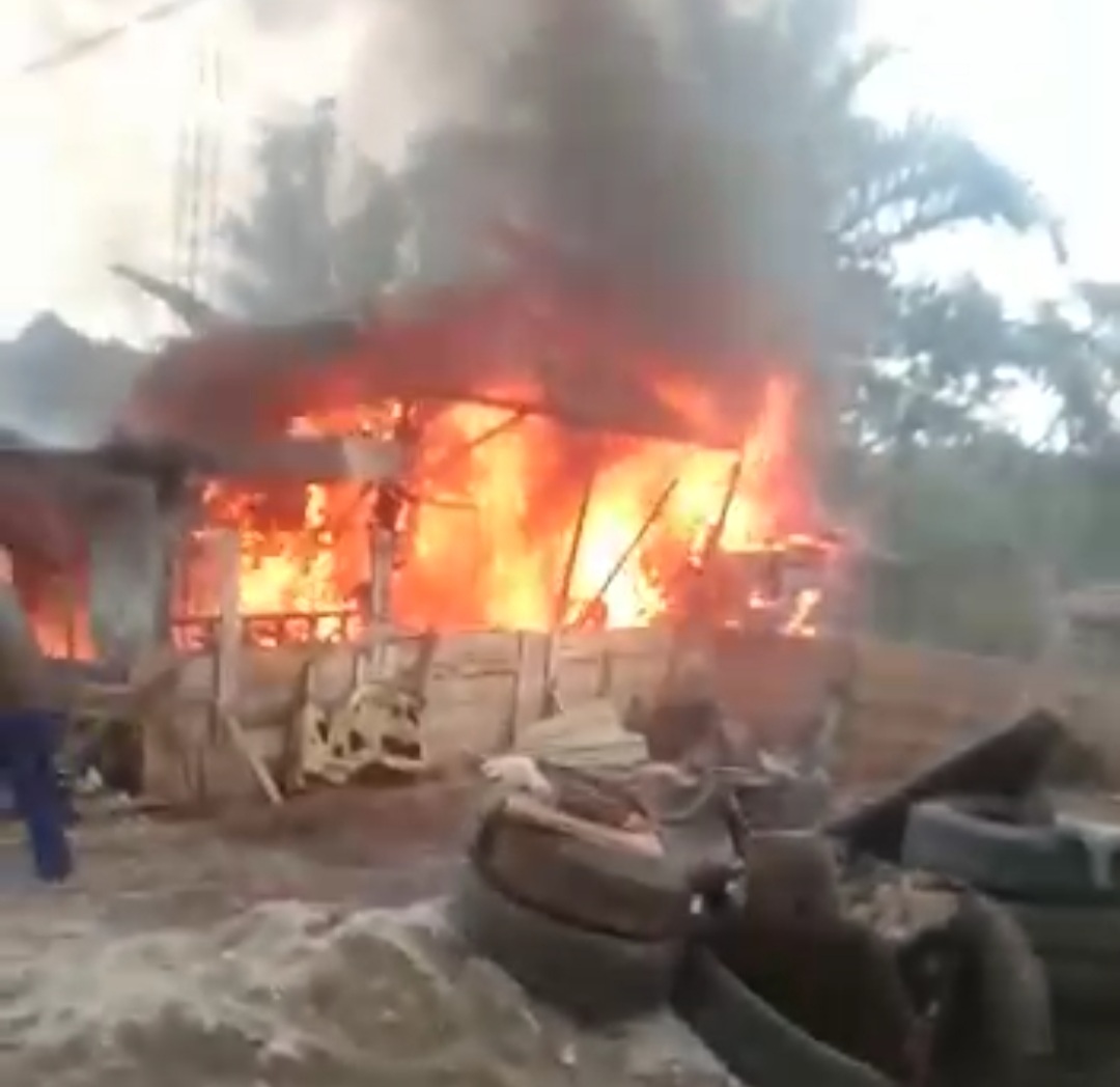 Api Habiskan Rumah Warga Samban Jaya